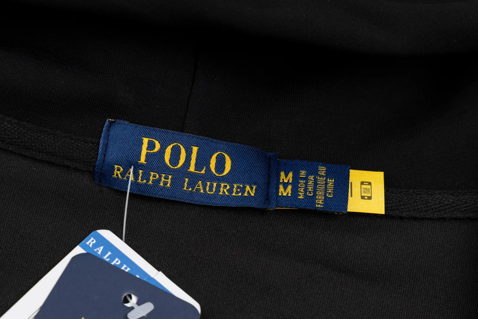 P236 #R95 Ralph Lauren/Ralph Lauren Twelve Color Pony🐎 Embroidered zipper cardigan jacket hooded sweatshirt This hooded sweatshirt is decorated with a simple style that represents Ralph Lauren. It is paired with a pony embroidery pattern, which is three-dimensional and full! The solid color fabric paired with exquisite embroidery instantly sets it off! Hooded sports design, loose and casual fit! The overall texture is very strong! Through the pictures, we can feel the thickness and texture of custom-woven and dyed threads. The workmanship is exquisite. They are shipped from major foreign trade factories. They are all made by masters with many years of experience. Everything is of high standards and requirements! Simple and versatile style ~ super delicate and soft, close to the body without being tied, all fabrics and accessories are original custom-made and of high quality! Perfectly reflects the brand’s sense of superiority! Standard cut, comfortable stretch, unrestricted movement! Highly practical, high-end and classy! Versatile style ~ can be paired with jeans or jogging pants. Ideal for transitioning from your morning commute to weekend events!  Color: Black with red label Black with white label Khaki Navy blue with red label Navy blue with white label White Light gray Dark gray Burgundy Army green Light blue Pink Size: S M L